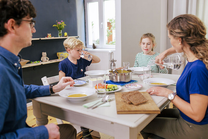 Foto: Sarah Wiener Stiftung I photothek Eine Familie sitz zusammen am Esstisch