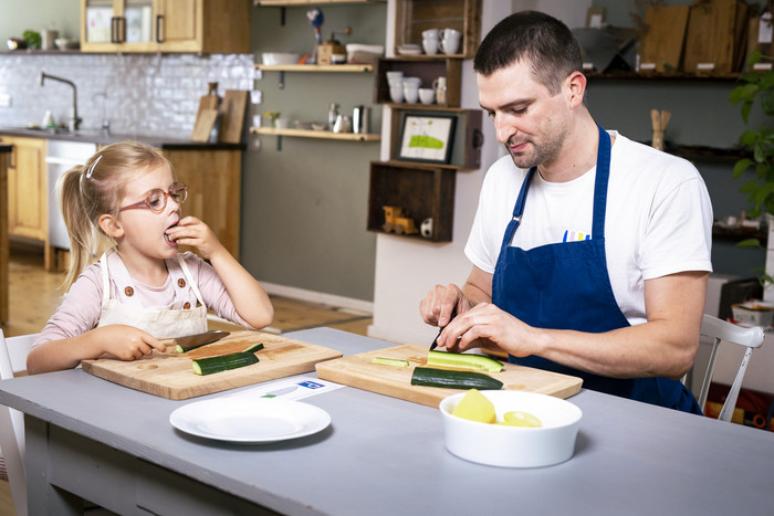 Foto: Sarah Wiener Stiftung | photothek Ein Kind und ein Erwachsener schneiden Gurke