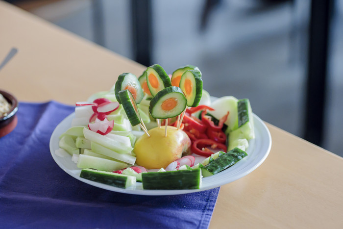 Sarah Wiener Stiftung | photothek Rohkostteller mit Gurke, Möhre, Radieschen, Apfel, Paprika