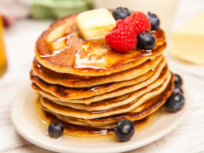 Foto: Canva Pancakes mit Früchten und Ahornsirup