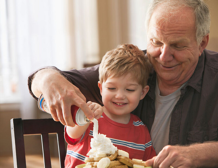 Foto: iStock Opa und Enkelkind essen Schlagsahne