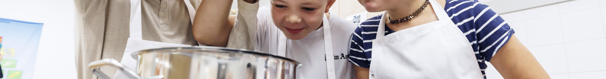 Foto: Sarah Wiener Stiftung | photothek Drei Kinder gucken in einen Kochtopf
