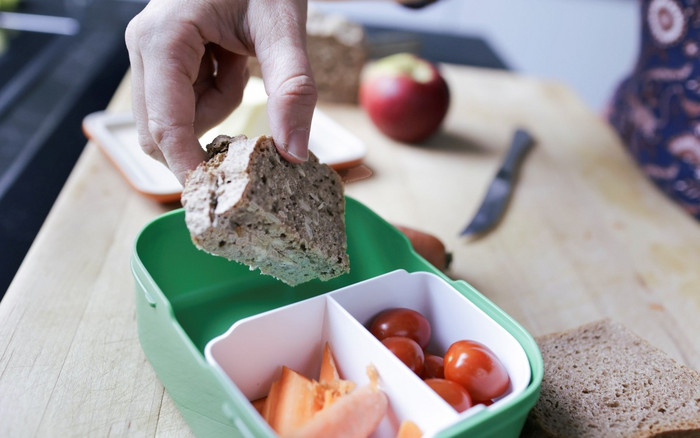 Foto: Sarah Wiener Stiftung| photothek Eine Hand legt ein Brot in eine Brotdose