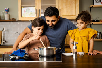 Foto: Sarah Wiener Stiftung | photohek Familie kocht gemeinsam mit den Kindern.