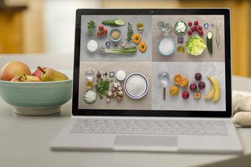 Auf dem Laptop sind Rezepte zu sehen.